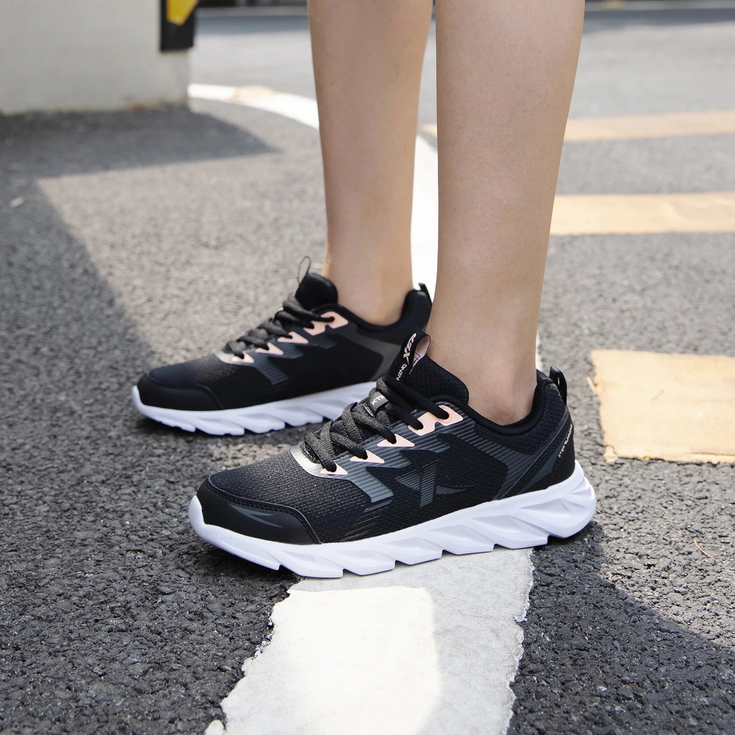 Tenis femenino Xtep esportivo.