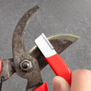 Afiador de Facas Profissional Precision Edge afiando uma faca de cozinha em poucos segundos, com sistema de afiação em diamante, tungstênio e cerâmica, fácil de usar e ideal para facas e tesouras.