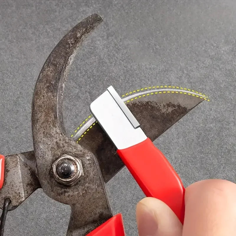 Afiador de Facas Profissional Precision Edge afiando uma faca de cozinha em poucos segundos, com sistema de afiação em diamante, tungstênio e cerâmica, fácil de usar e ideal para facas e tesouras.