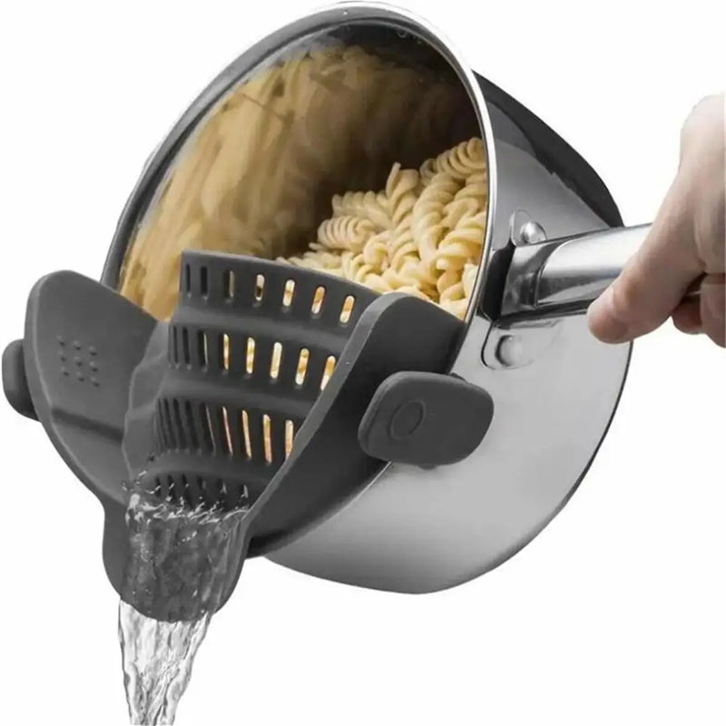 Escorredor de panela com clipe ajustável premium, ideal para escorrer massas, legumes e alimentos com praticidade, segurança e economia de espaço na cozinha.