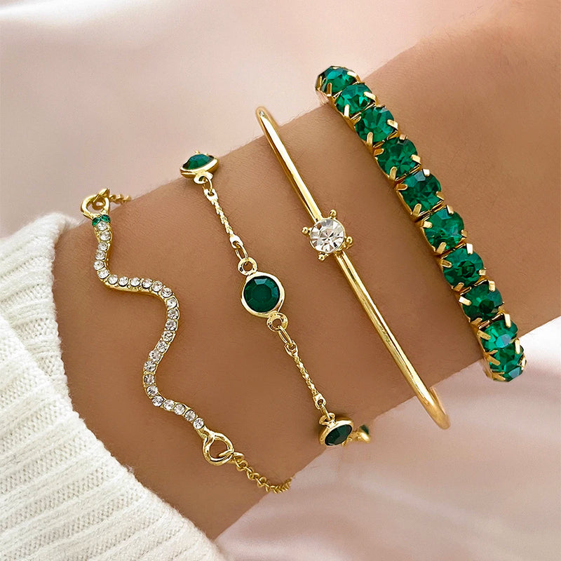 Kit com 4 pulseiras femininas premium estilo cobra, acabamento metálico com pedras brilhantes, acessório elegante para festas, eventos e uso diário.