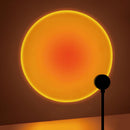 Lâmpada de Projeção Pôr do Sol LED Premium com alimentação USB e rotação 360°, ideal para decorar quartos, salas, estúdios e criar ambientes aconchegantes.